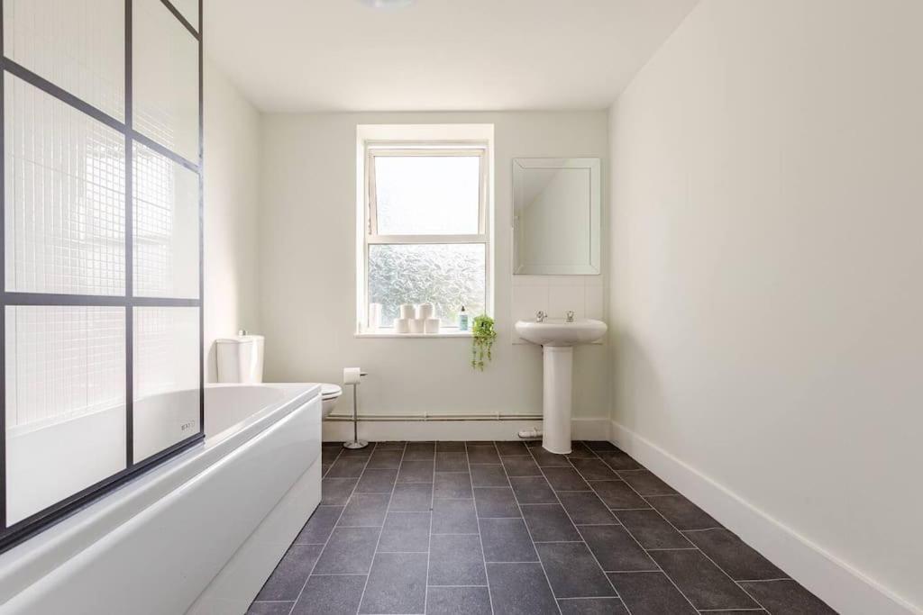 Apartment 2bed By Jubilee Square *